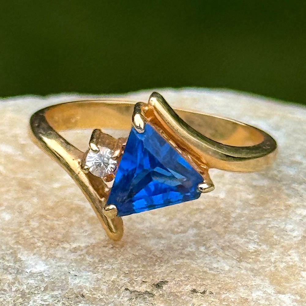 💙 Vintage Stamped Gold OE Faux Sapphire Blue Trillion Cut Triangle Ring 5